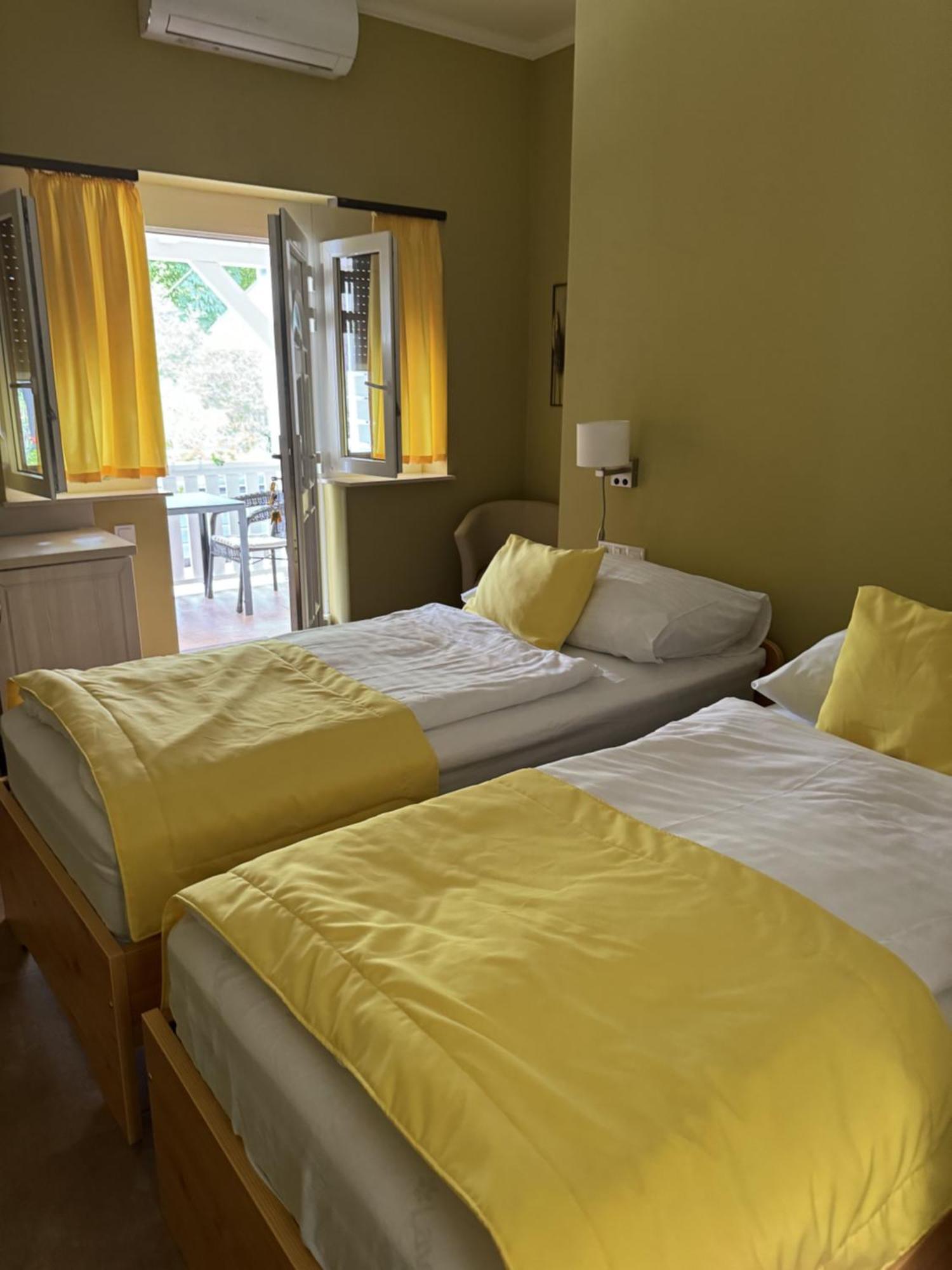 Szem-S Vendeghaz Hotel Balatonszemes Ngoại thất bức ảnh